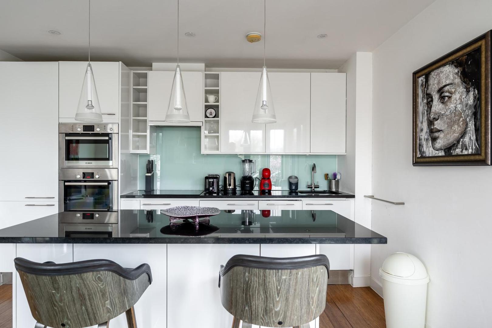 Fotografie 6: Modern, fully furnished apartment with ensuite, private balcony and elevator in Notting Hill