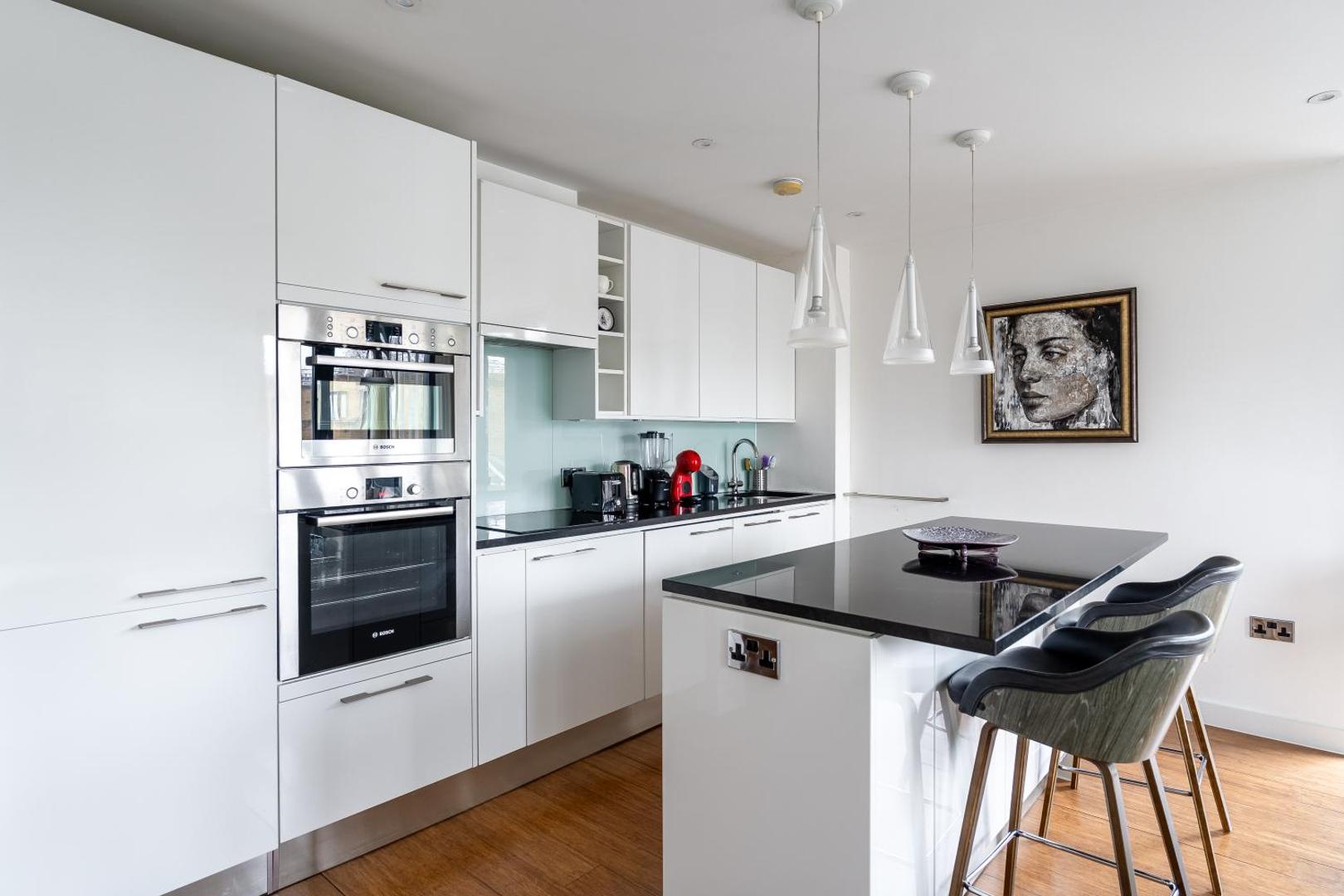 Fotografie 2: Modern, fully furnished apartment with ensuite, private balcony and elevator in Notting Hill