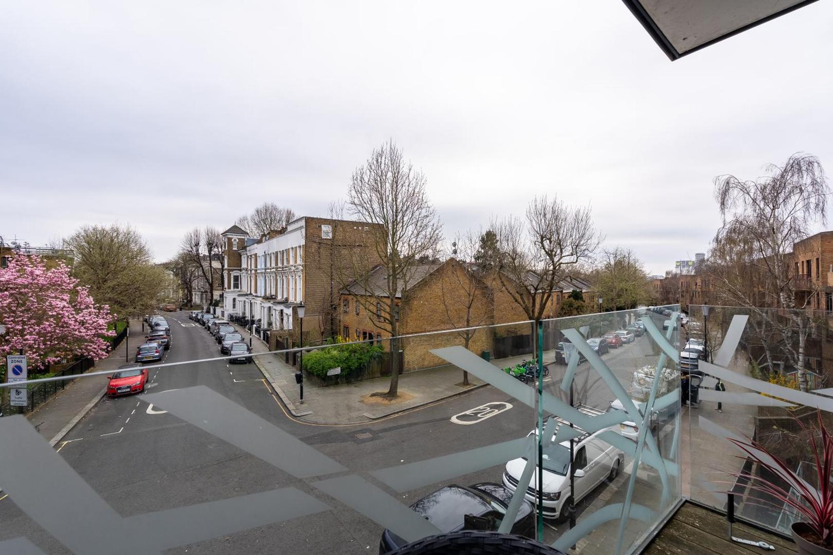 Fotografie 10: Modern, fully furnished apartment with ensuite, private balcony and elevator in Notting Hill