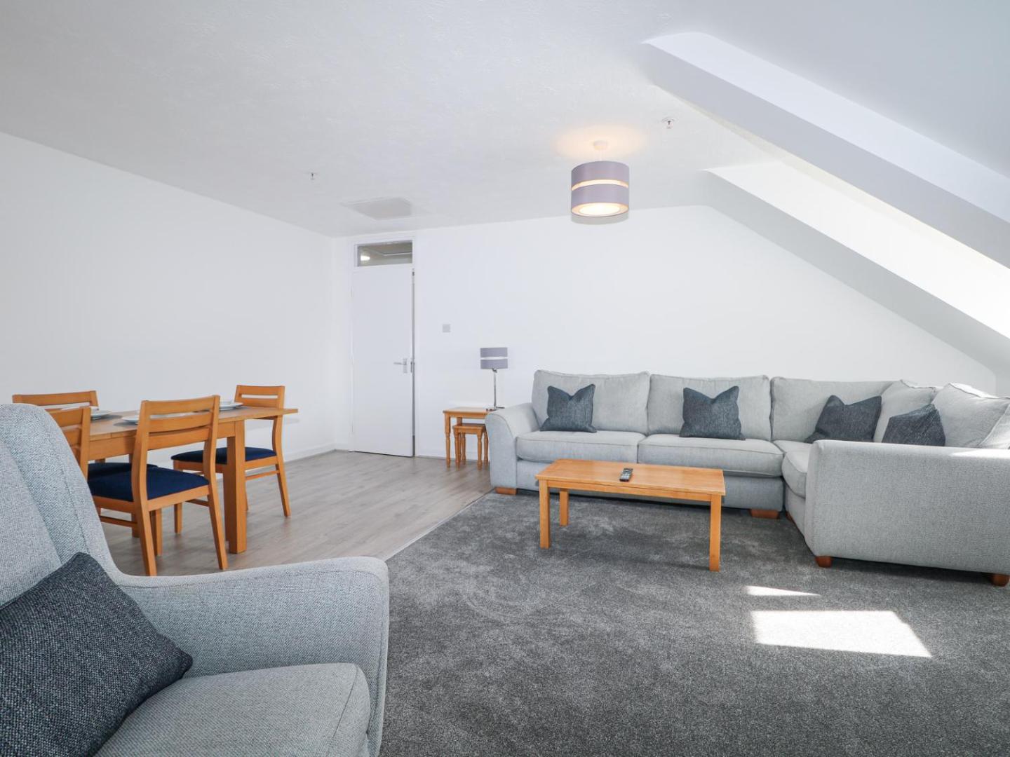 Фотография 3: Flat 35 - Marine Court