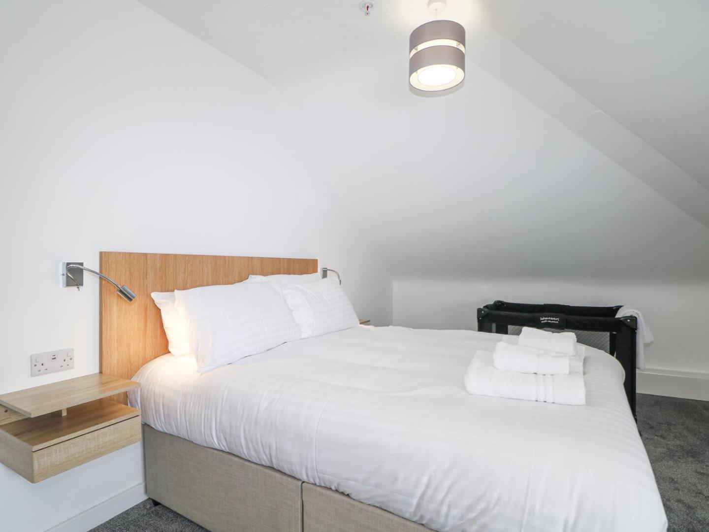Фотография 7: Flat 35 - Marine Court