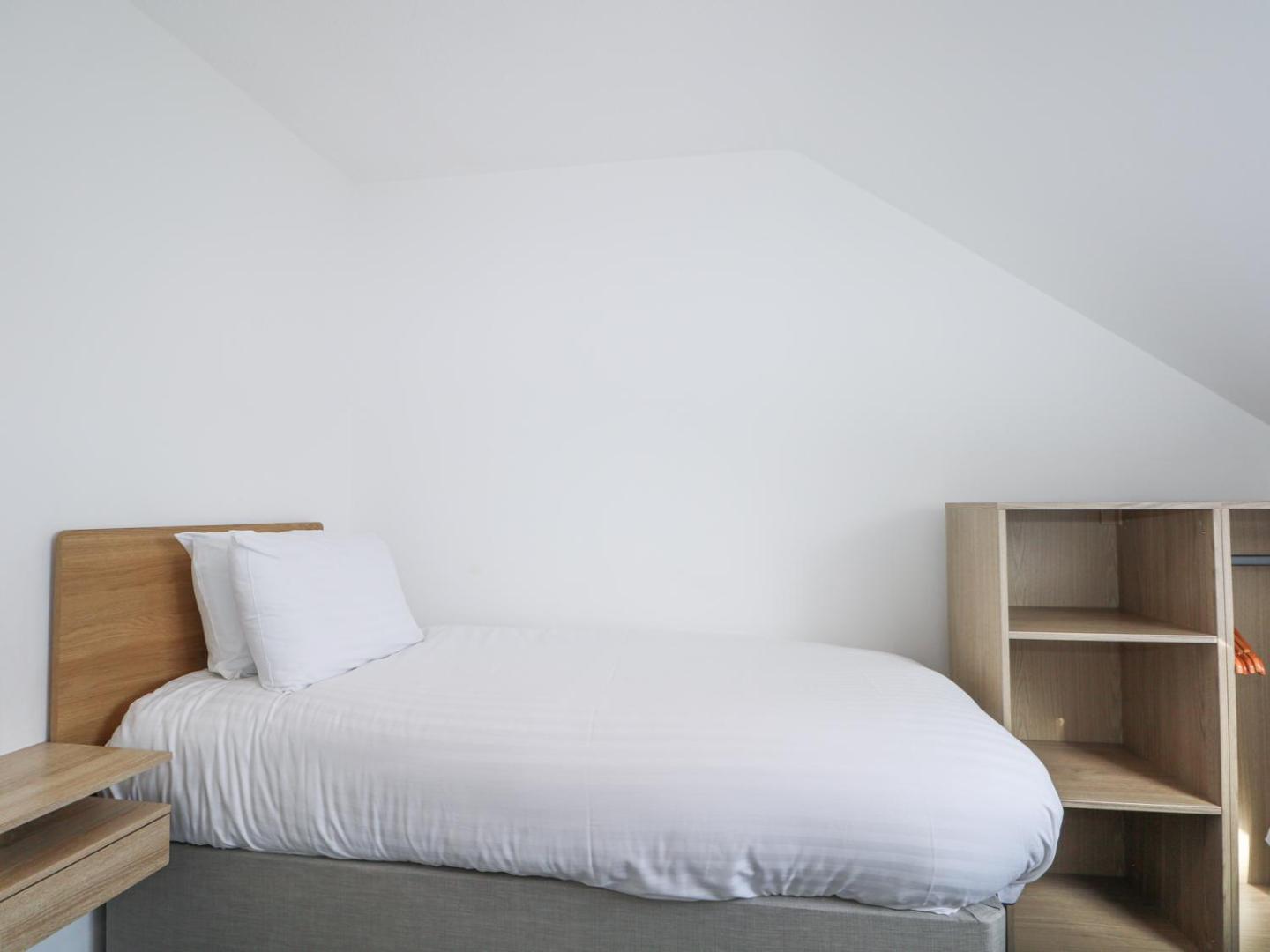Фотография 10: Flat 35 - Marine Court