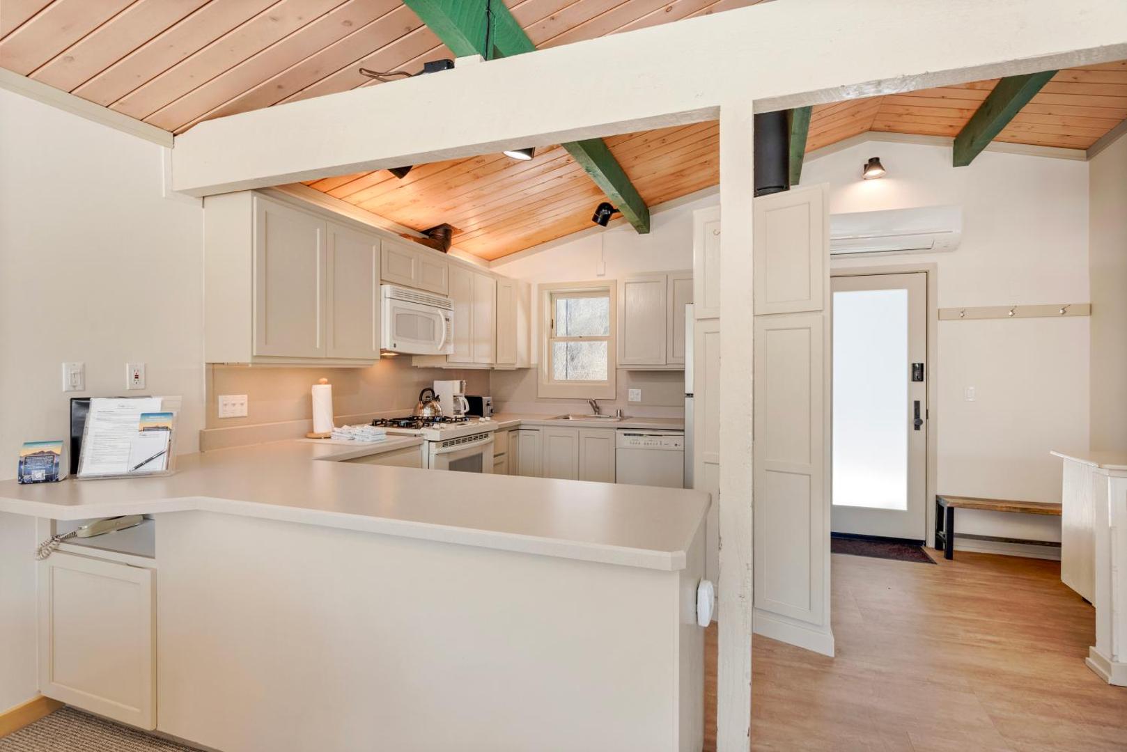 Fotografie 6: Shadow Mountain Unit 19, Charming Ski-In, Ski-Out Condo with Great Views and Pool Access