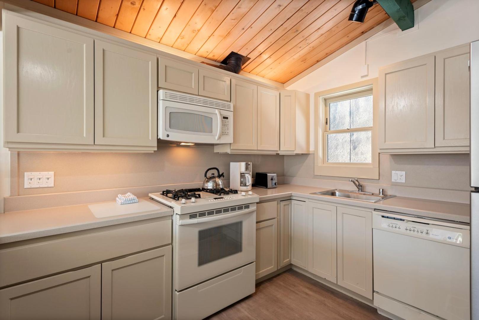 Fotografie 7: Shadow Mountain Unit 19, Charming Ski-In, Ski-Out Condo with Great Views and Pool Access