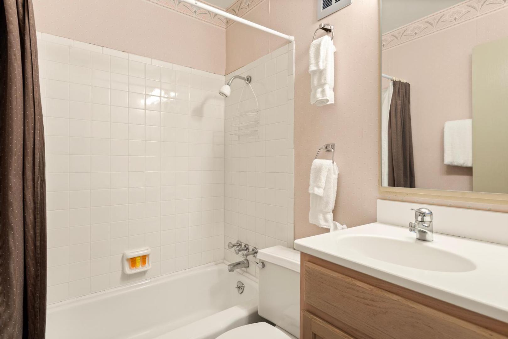Fotografie 10: Shadow Mountain Unit 19, Charming Ski-In, Ski-Out Condo with Great Views and Pool Access