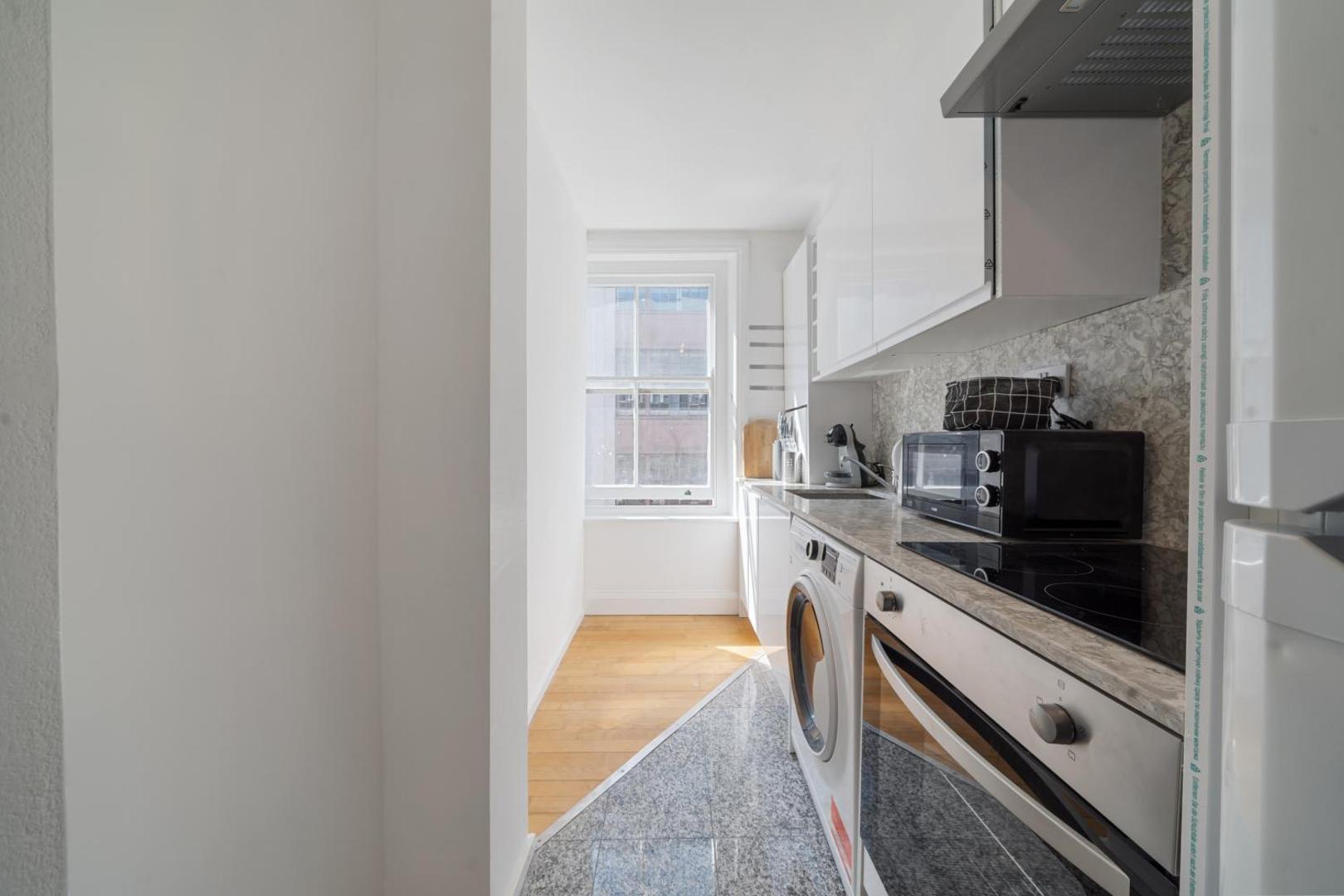 Billede 3: Stylish & Bright Studio in the Heart of Soho Unbeatable Location! No Lift WD8