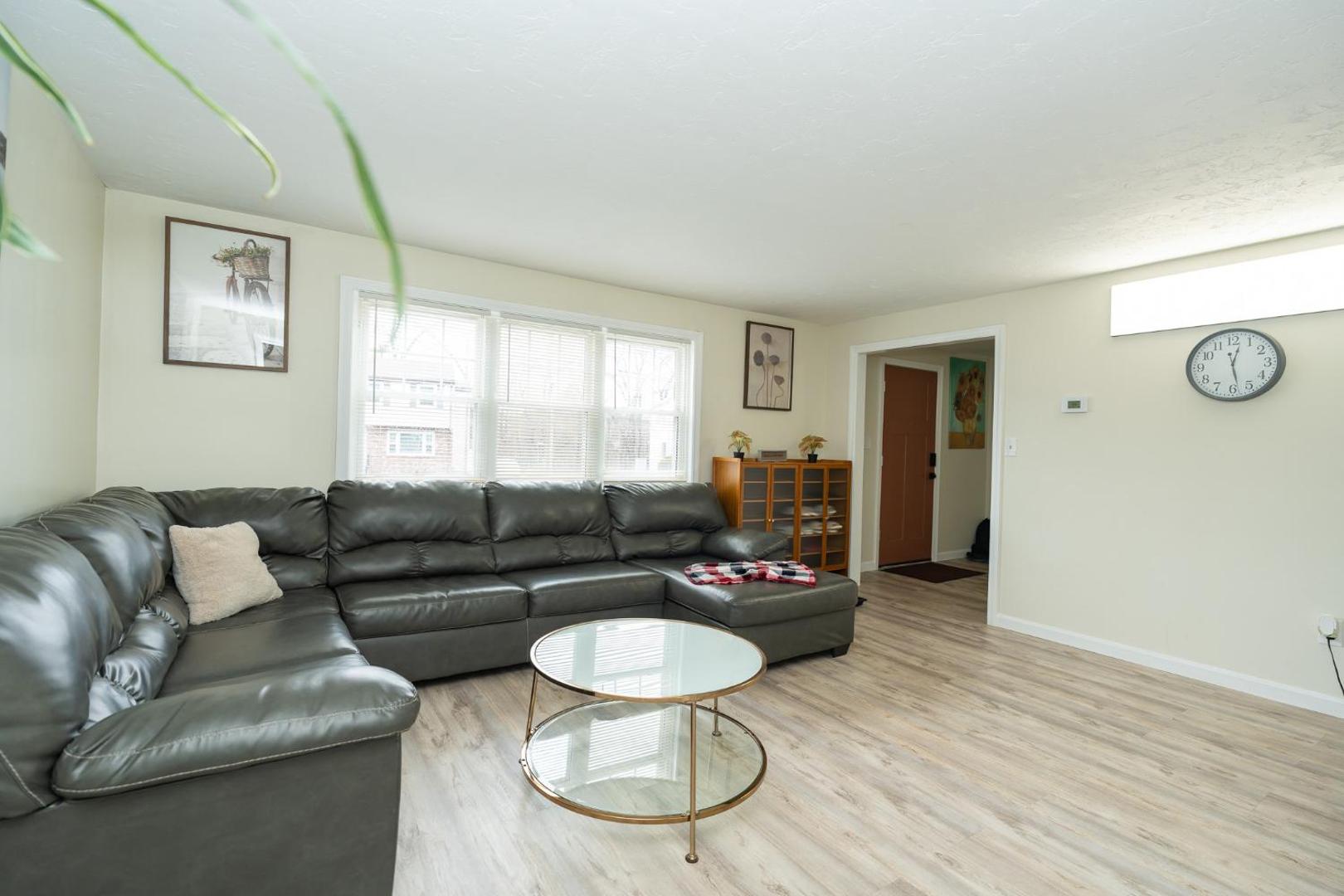 Foto 4: 65 - 5BR Randolph - Elegant Haven near Dog Park