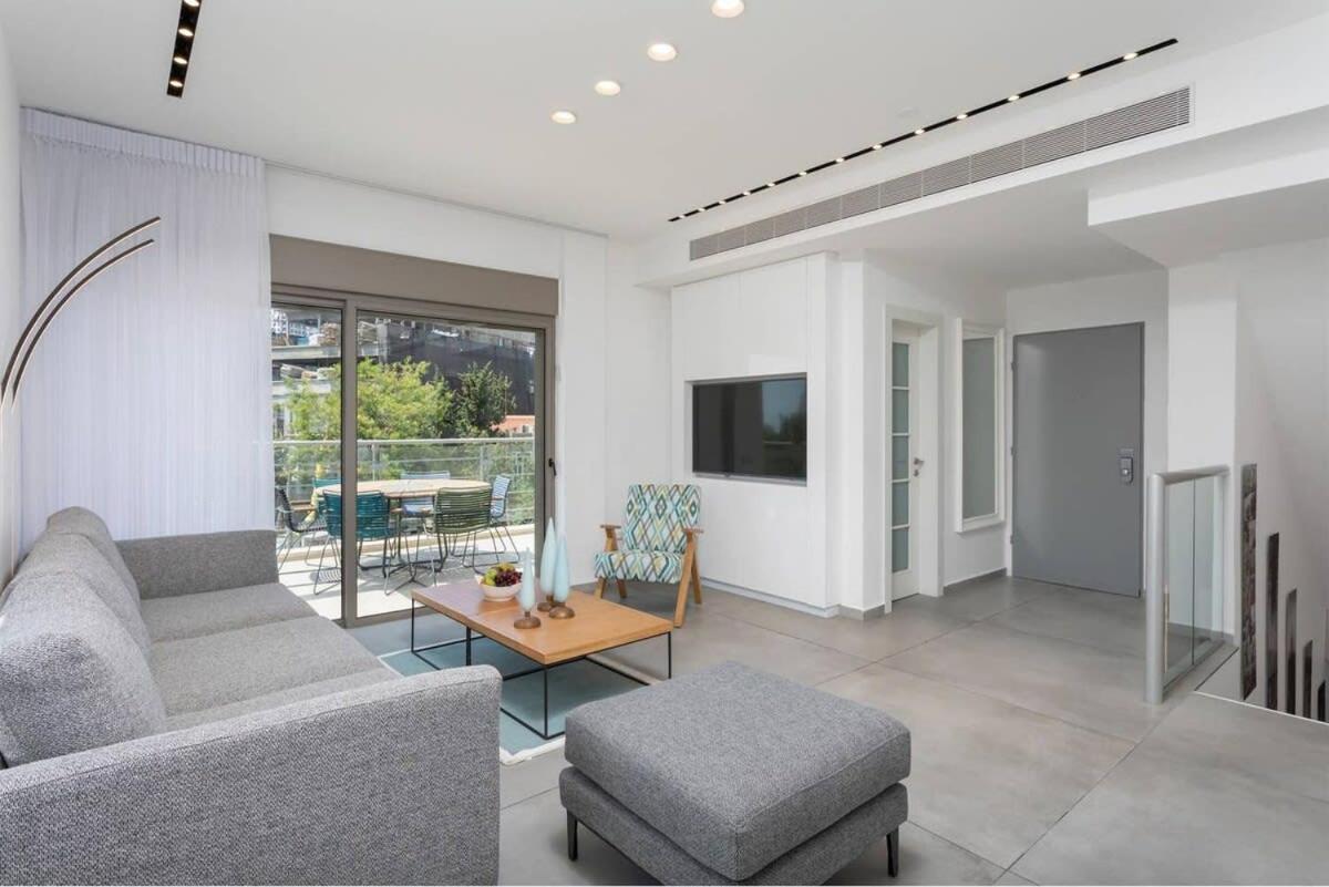 Billede 6: 3BR Duplex with Stunning Outdoors by HolyGuest