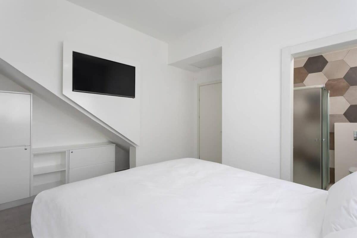 Billede 7: 3BR Duplex with Stunning Outdoors by HolyGuest