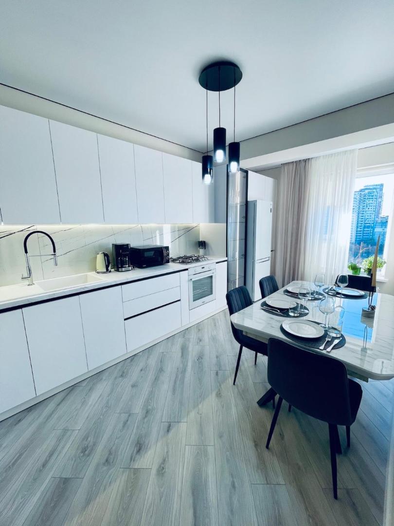 Foto 10: Spacious, with panoramic glazing, center and airport