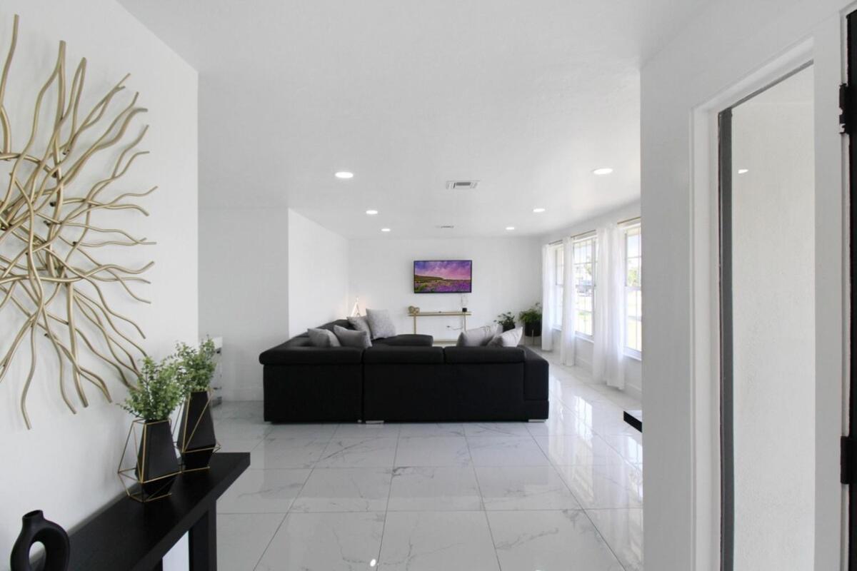 Foto 7: Chic & modern canal-front retreat with private pool - Azure Tides