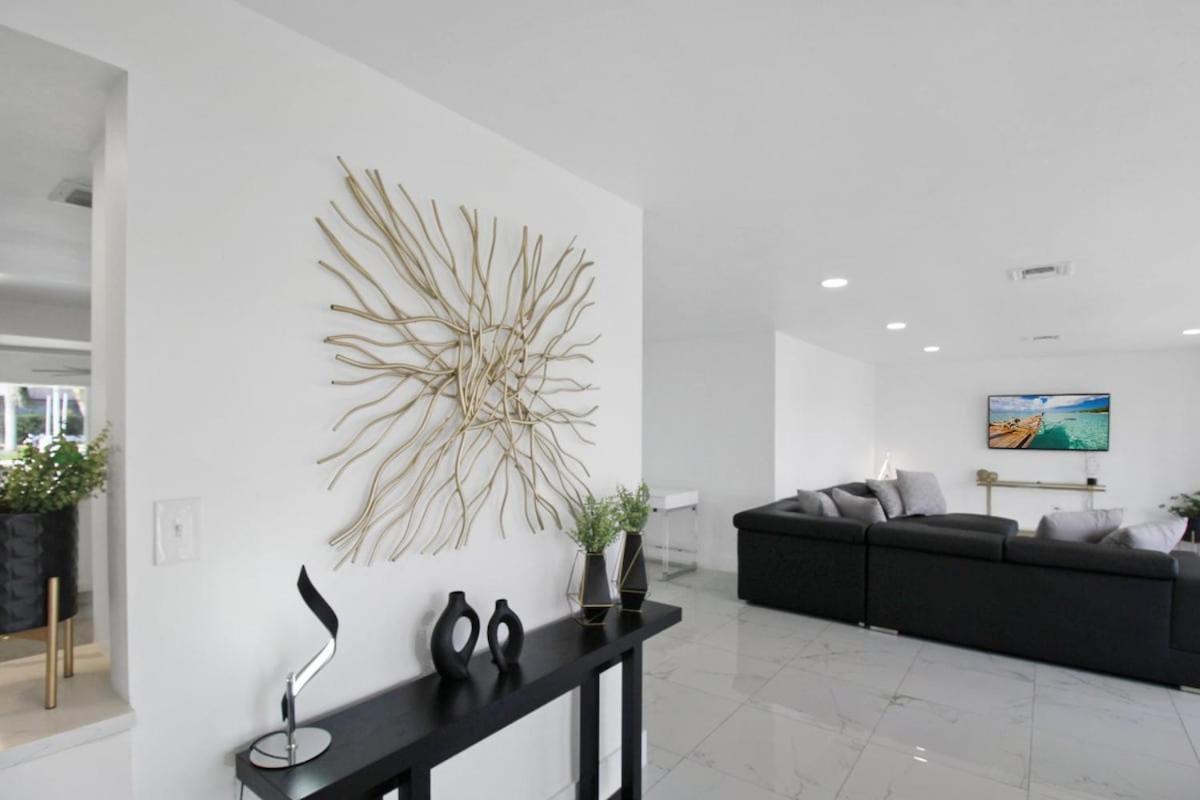 Foto 8: Chic & modern canal-front retreat with private pool - Azure Tides