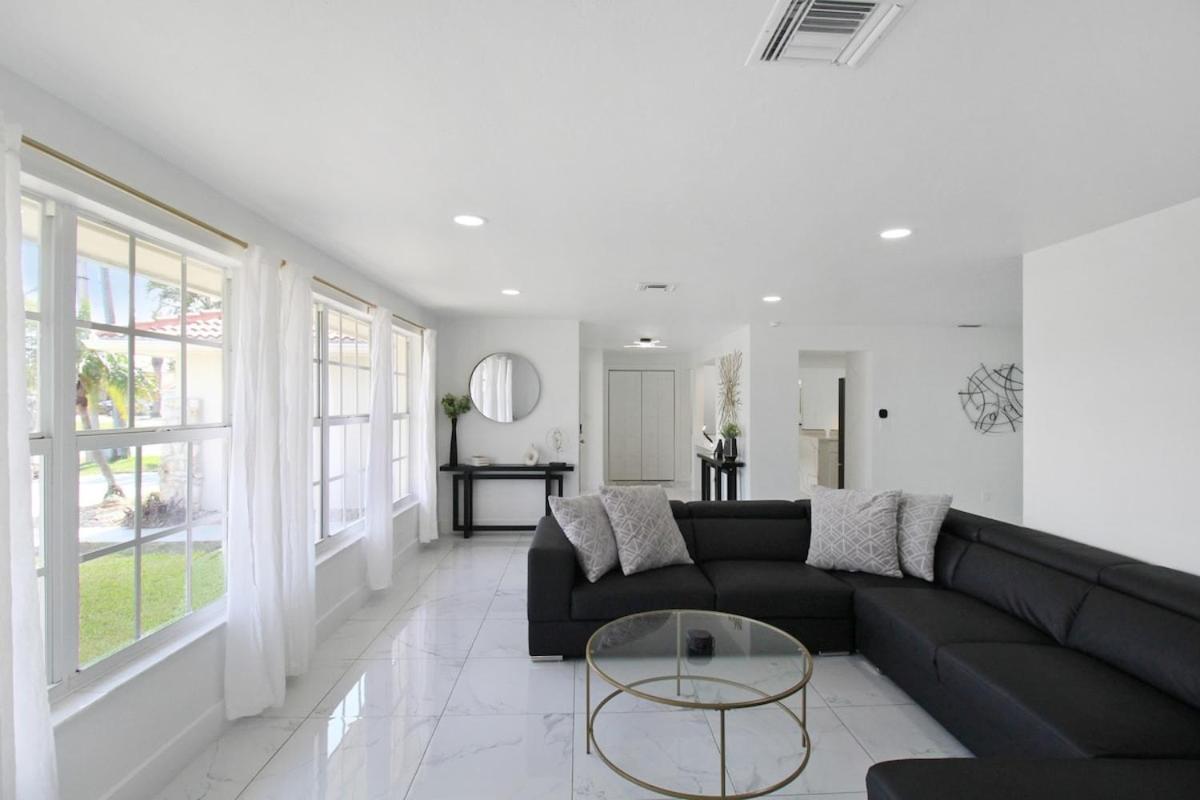 Foto 9: Chic & modern canal-front retreat with private pool - Azure Tides