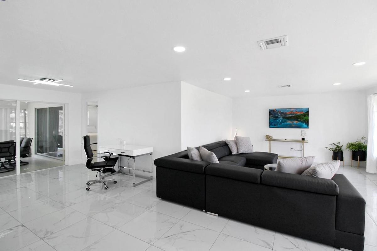 Foto 10: Chic & modern canal-front retreat with private pool - Azure Tides