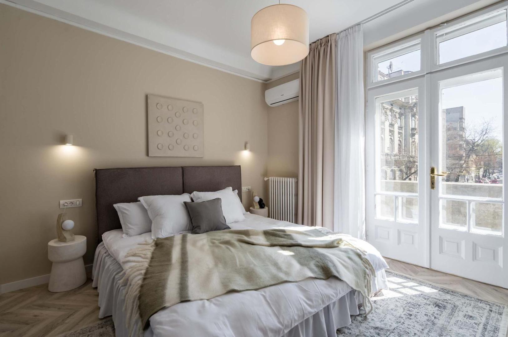 Billede 8: Refined & Spacious 3-Bedroom Flat Near Cismigiu, Balcony with Boulevard Views
