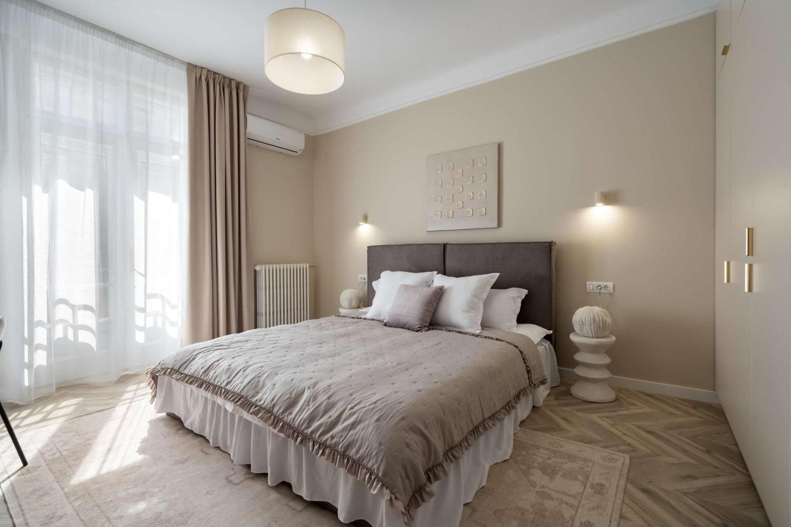 Billede 3: Refined & Spacious 3-Bedroom Flat Near Cismigiu, Balcony with Boulevard Views