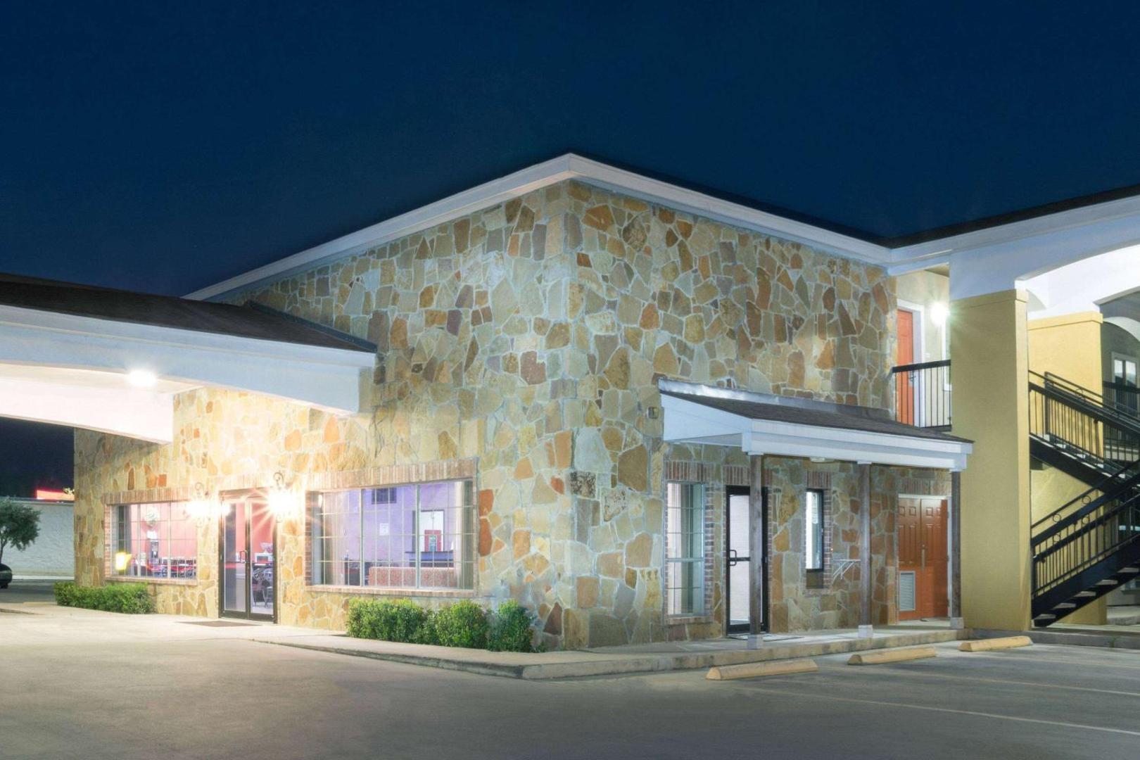 Foto 2: Super 8 by Wyndham San Antonio Near Fort Sam Houston