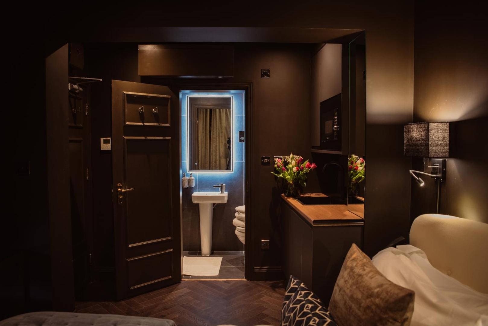 Foto 2: Small Studio with En Suite Bath & Kitchenette