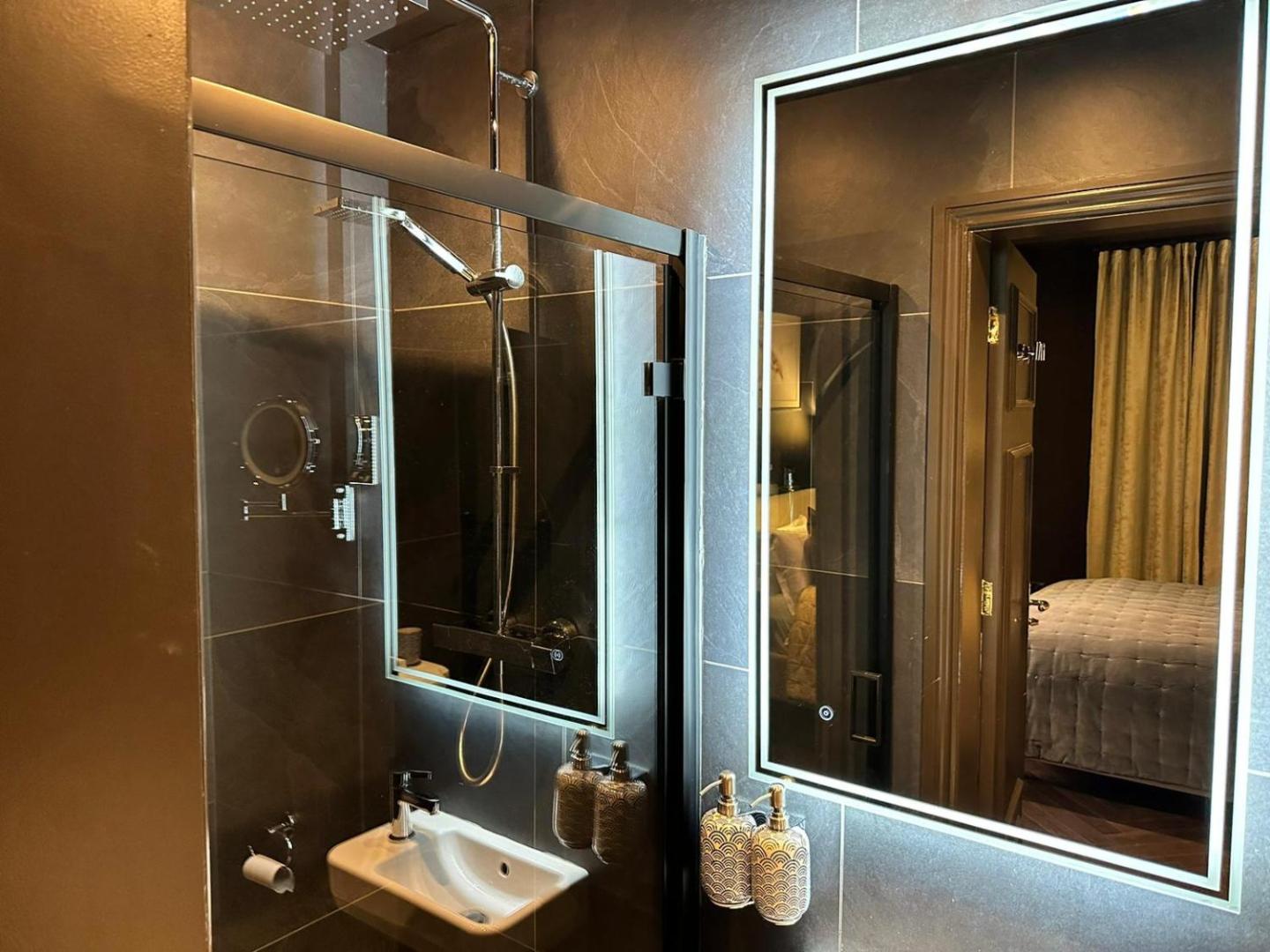 Foto 4: Small Studio with En Suite Bath & Kitchenette