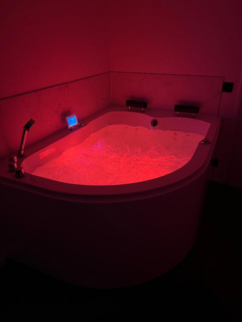 Foto 3: Jacuzzi & free parking at Andries Place