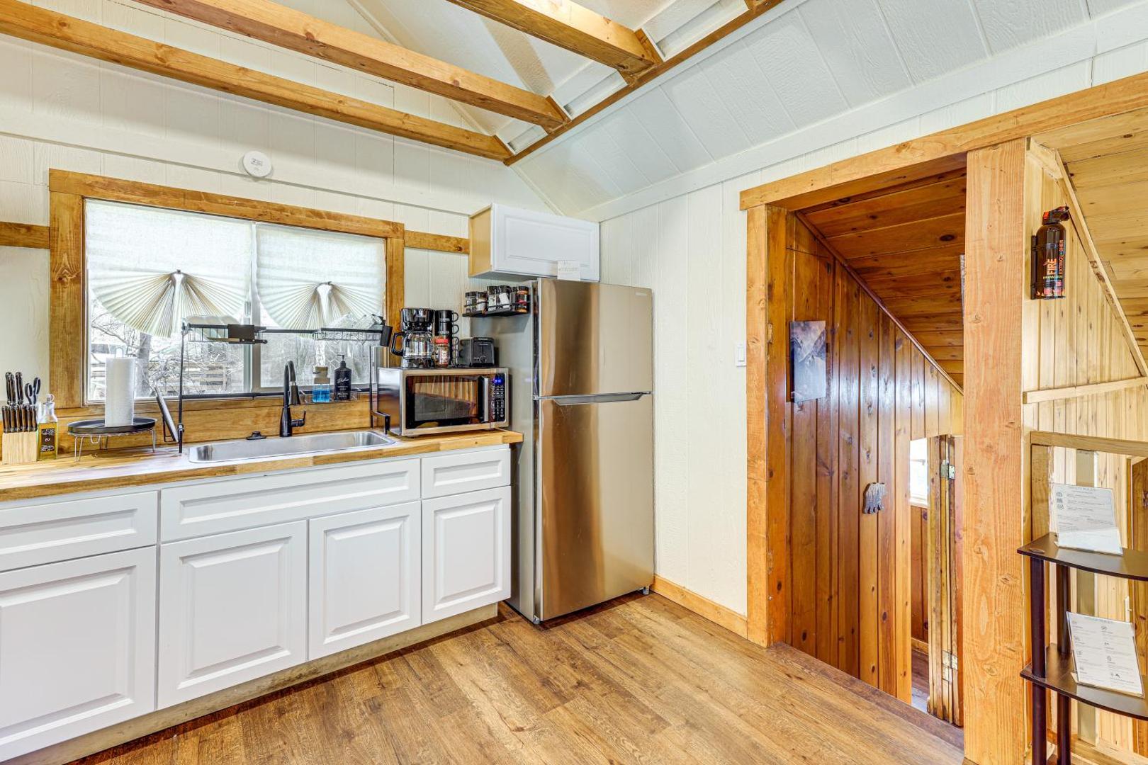 Foto 8: Tiny Home w/ Deck & Mtn Views in Lake Arrowhead!