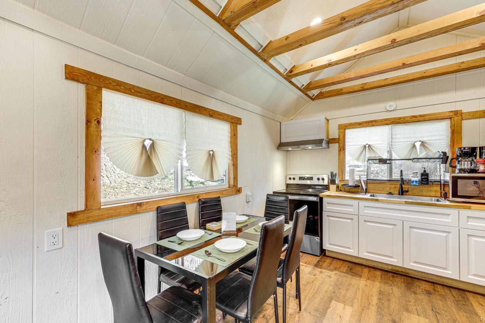 Foto 9: Tiny Home w/ Deck & Mtn Views in Lake Arrowhead!