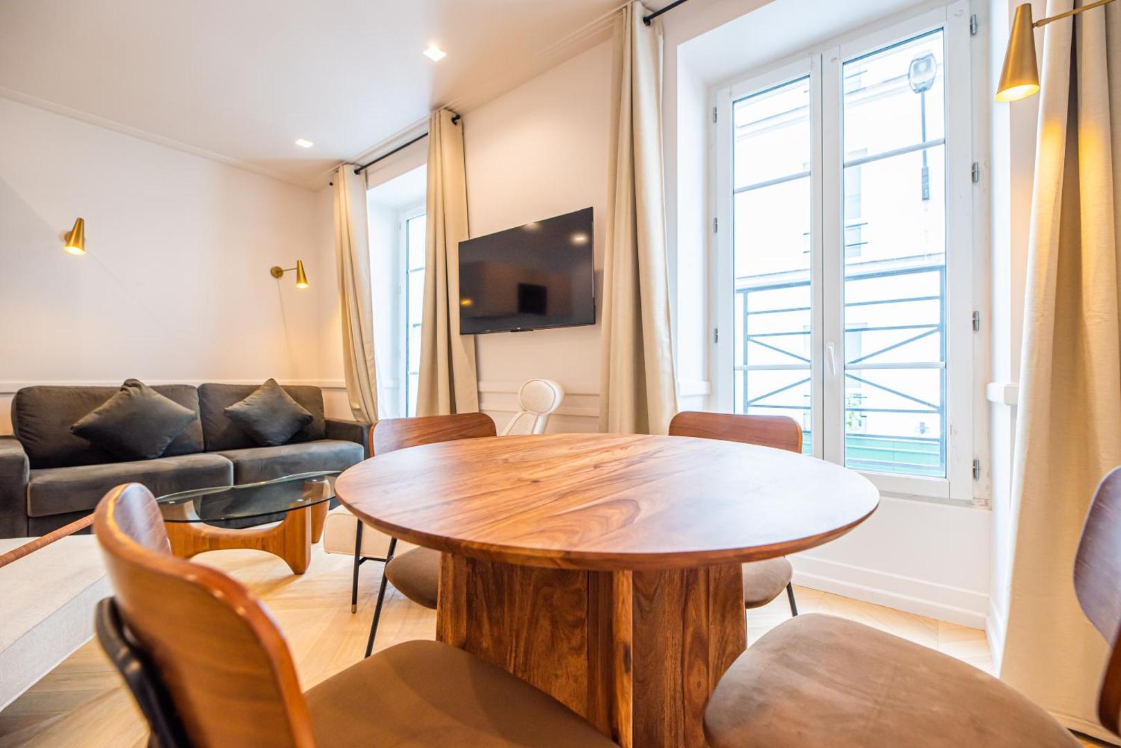 Kuva 3: Flat by River & Bastille