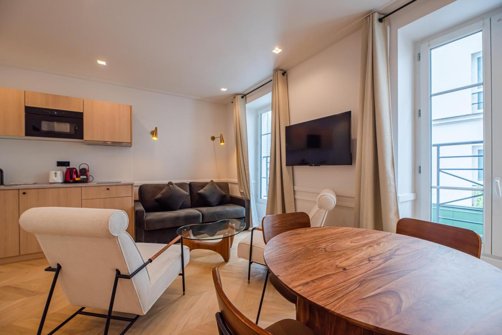 Kuva 4: Flat by River & Bastille