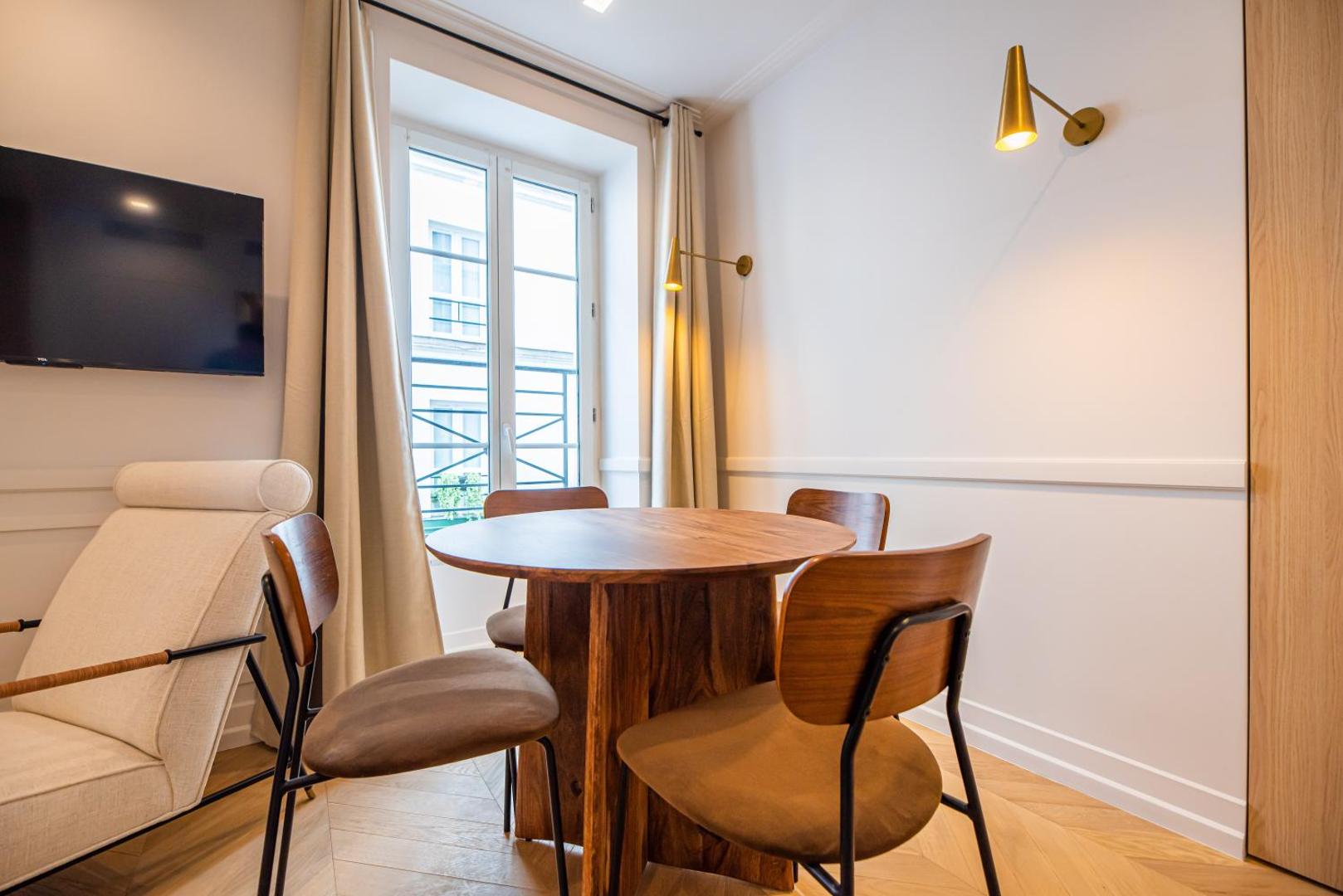 Kuva 5: Flat by River & Bastille