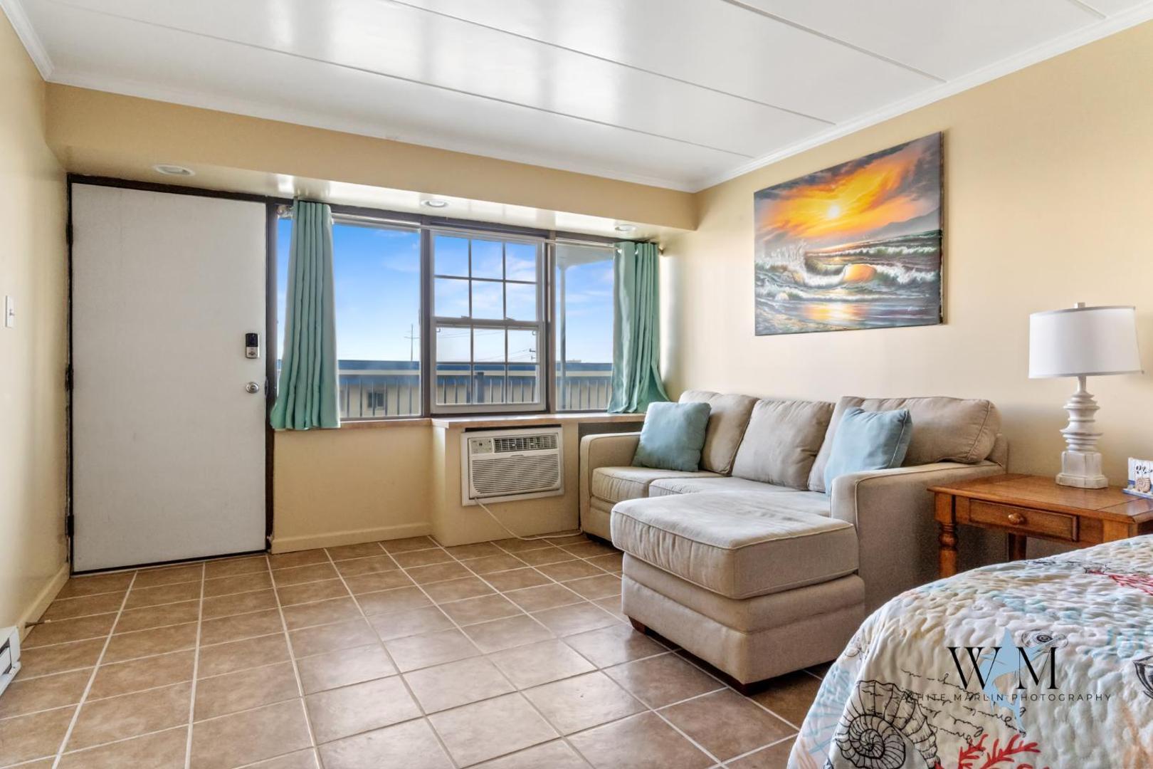 Zdjęcie 4: Studio with modern kitchen, one block to beach, boardwalk, and has a pool!
