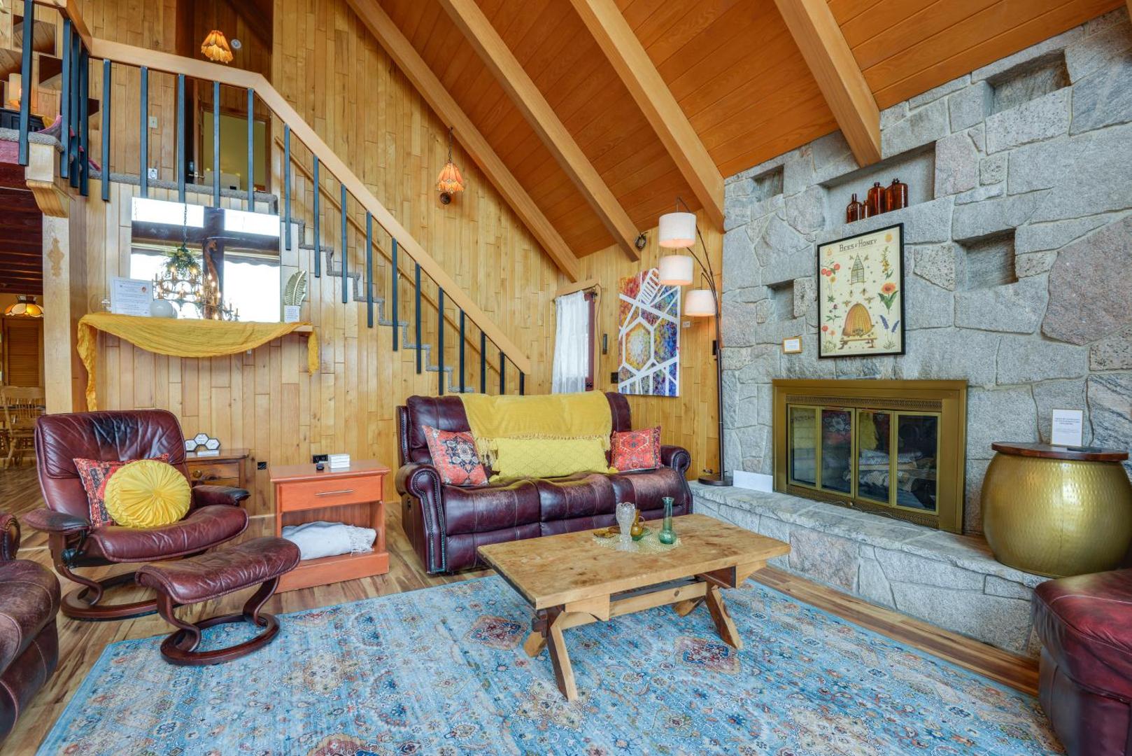 Zdjęcie 5: Deck, Mountain Views Colorful Retreat in Vernon!