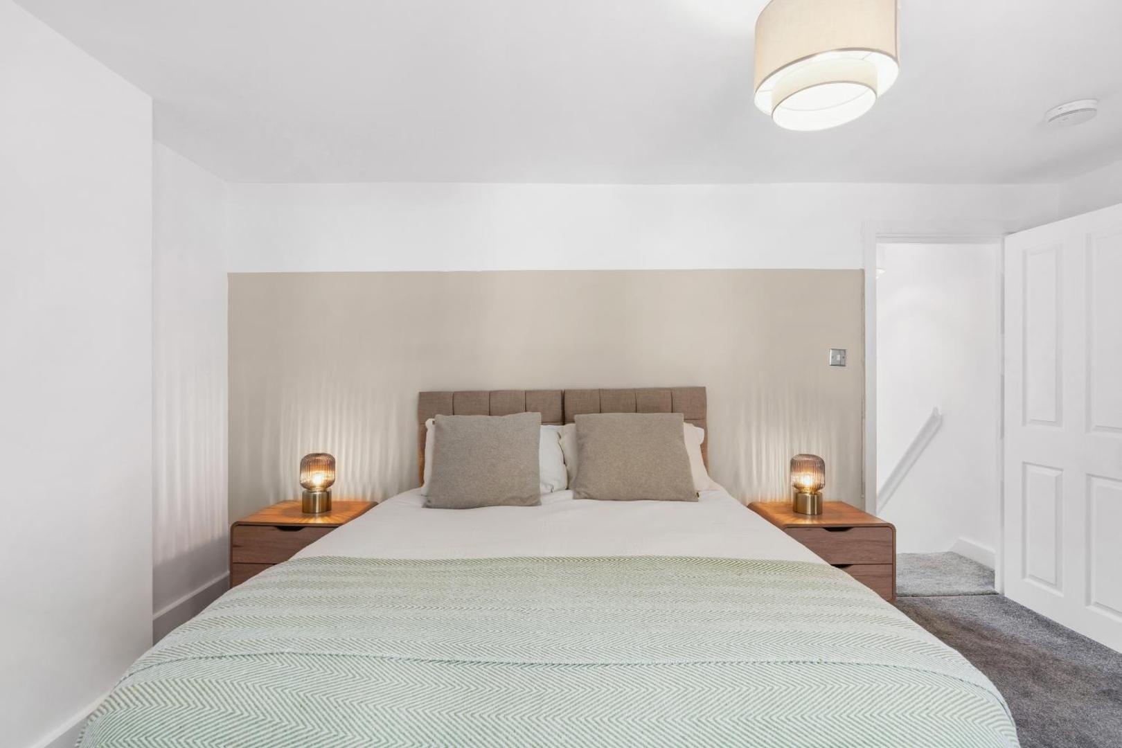 Foto 5: Hosted by AGF Property - Free Parking - Perfect for large groups and long stays - Free parking for one vehicle