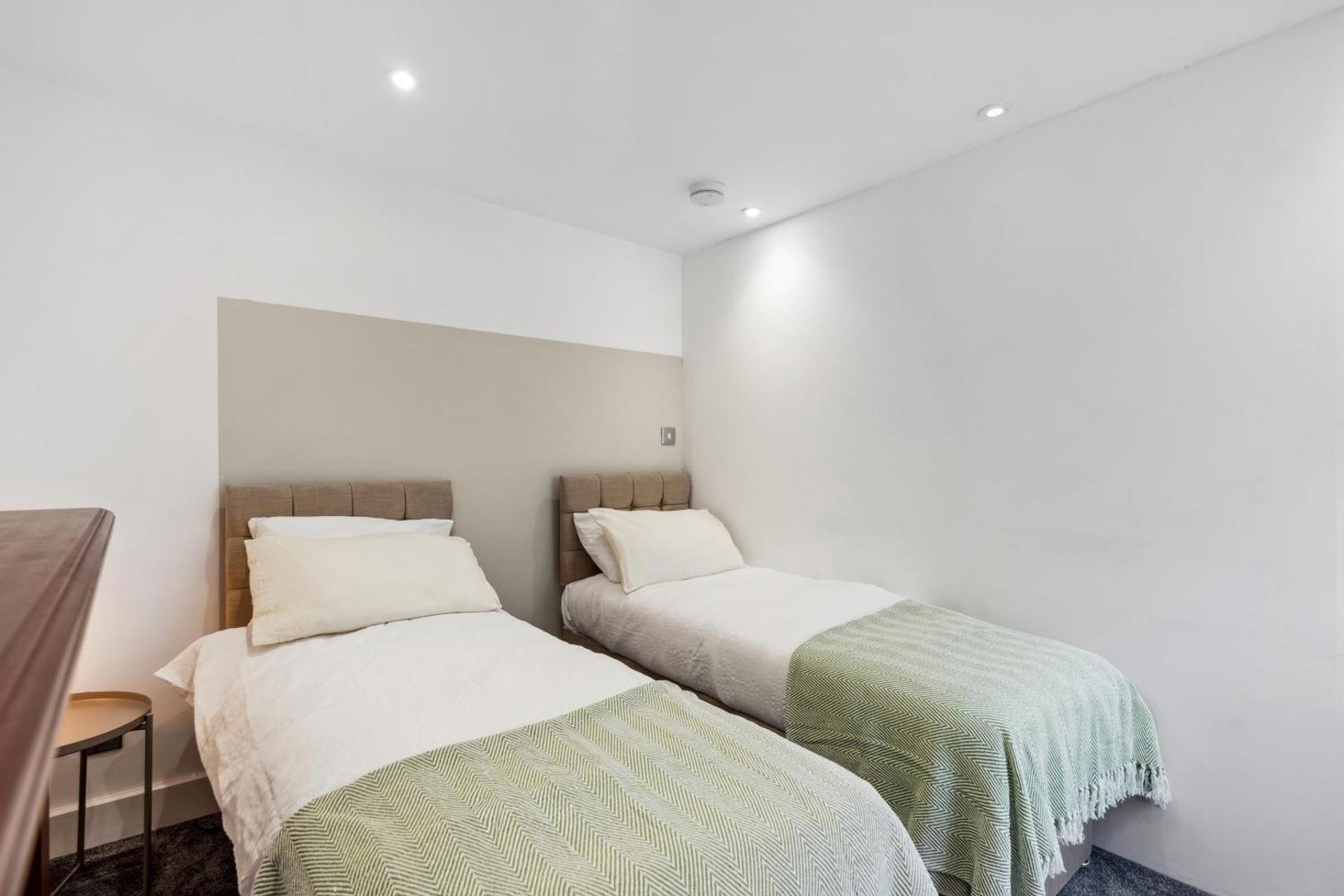 Foto 8: Hosted by AGF Property - Free Parking - Perfect for large groups and long stays - Free parking for one vehicle