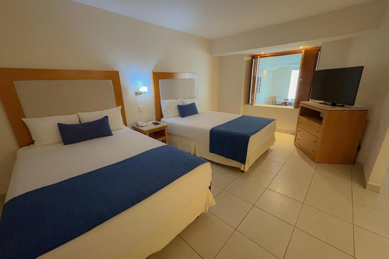 Spacious with beach & restaurant access! photo 9