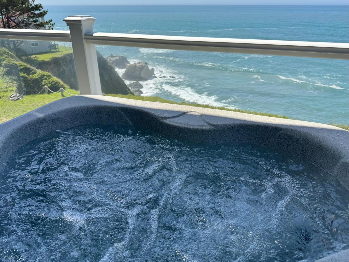 Billede 8: Abalone by OceanviewHotTubs Oceanfront Shelter Cove Tesla