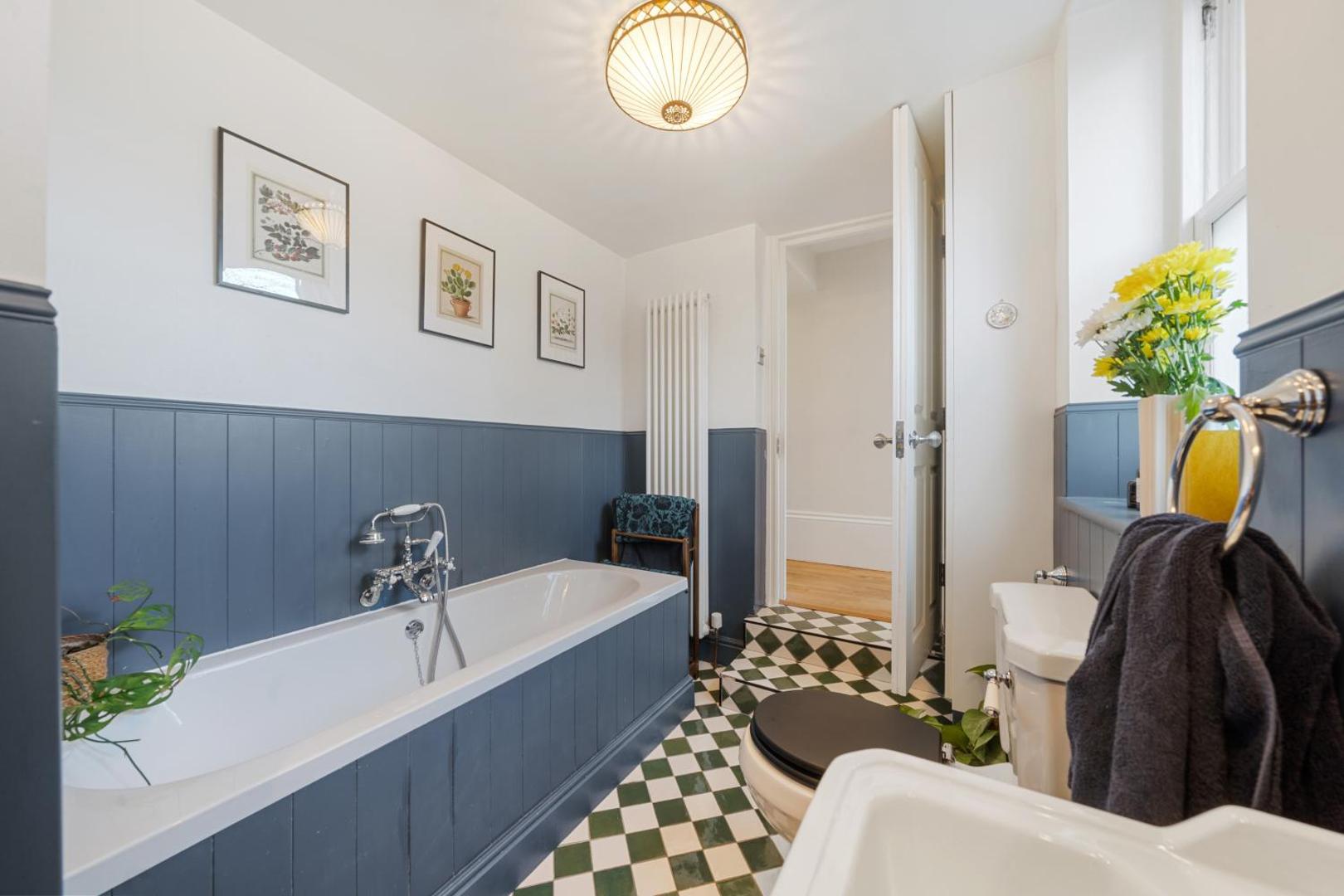 Spacious & Luxurious 2-Bedroom Edwardian Apartment photo 3