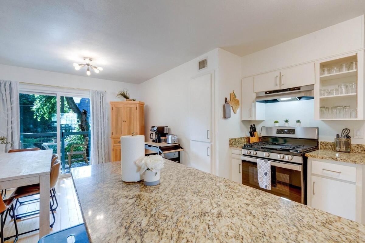 - Pool - Cozy Lux 3bd apt - Austin photo 2