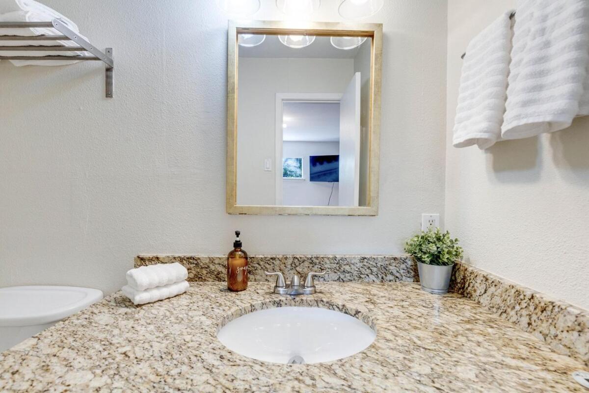 - Pool - Cozy Lux 3bd apt - Austin photo 10