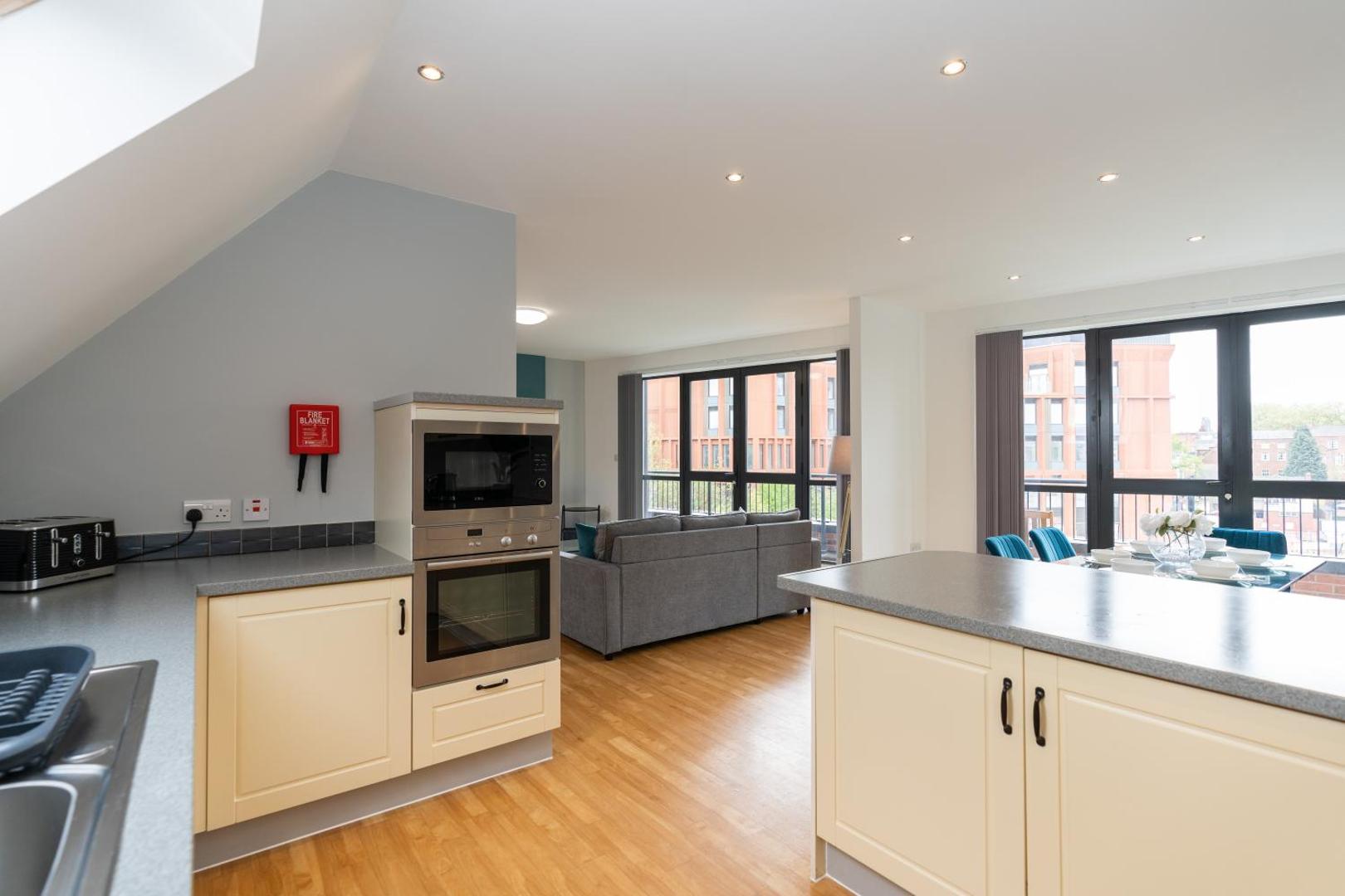 Kuva 7: Cotels The Millhouse Corporate Apartments - PRIVATE APARTMENT BUILDINGS - GATED ENTRANCE - PARKING - WORK DESK