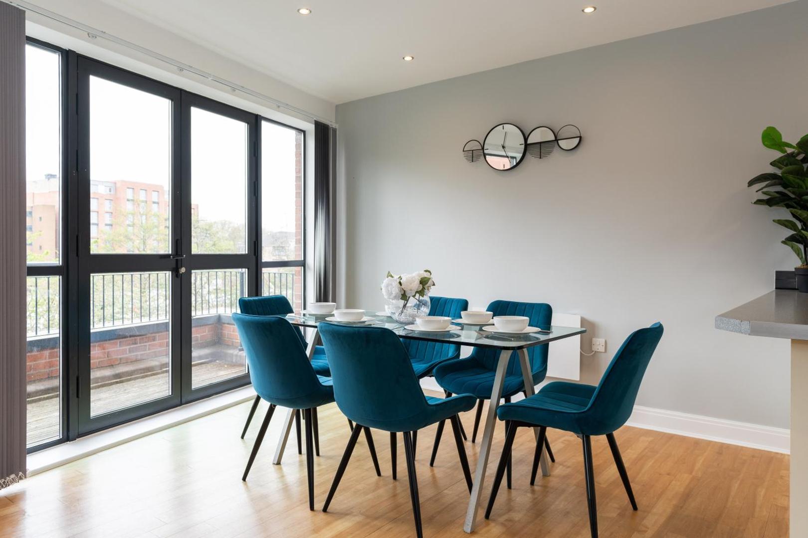 Kuva 10: Cotels The Millhouse Corporate Apartments - PRIVATE APARTMENT BUILDINGS - GATED ENTRANCE - PARKING - WORK DESK