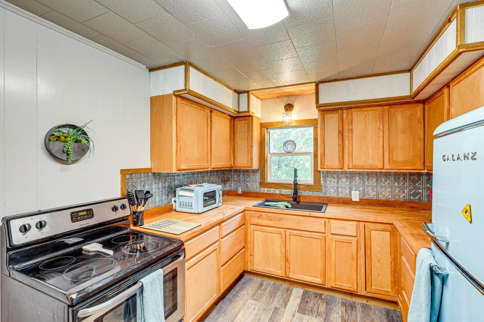 Bilde 9: Deck, Hot Tub and Lake View Brownwood Home!