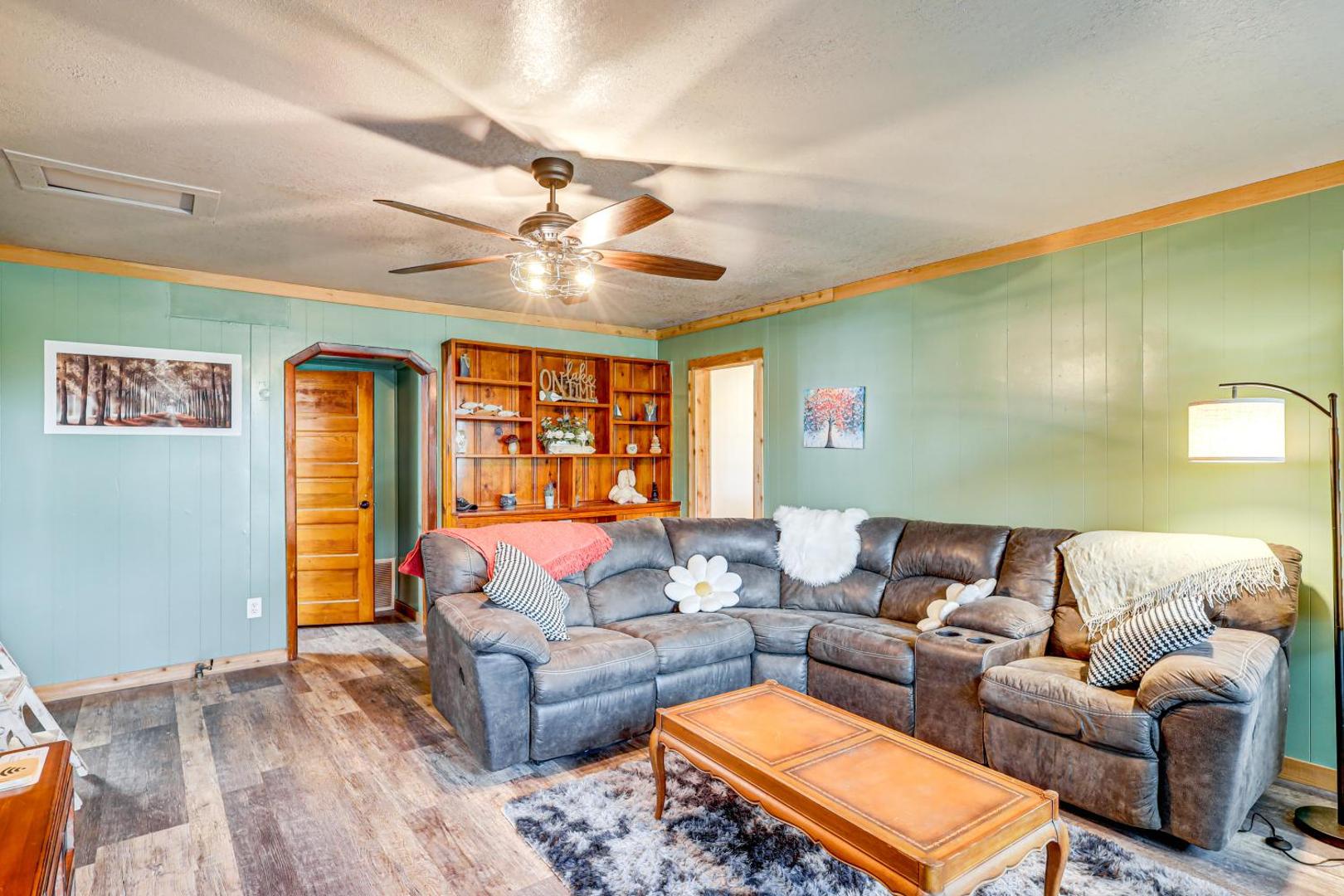 Bilde 5: Deck, Hot Tub and Lake View Brownwood Home!