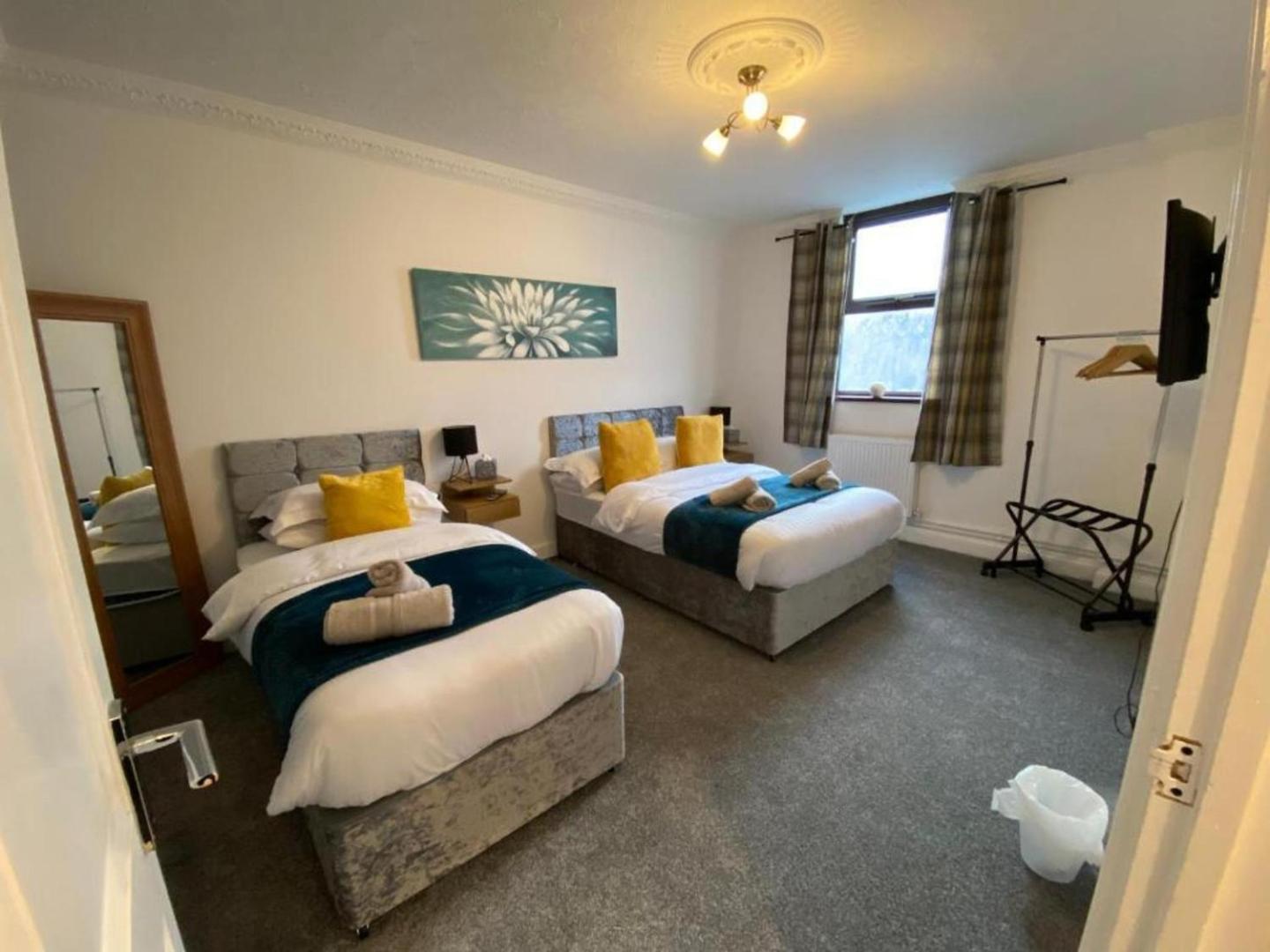 Zdjęcie 9: 2 Bed Flat - Sleeps 7 - Parking - Wifi