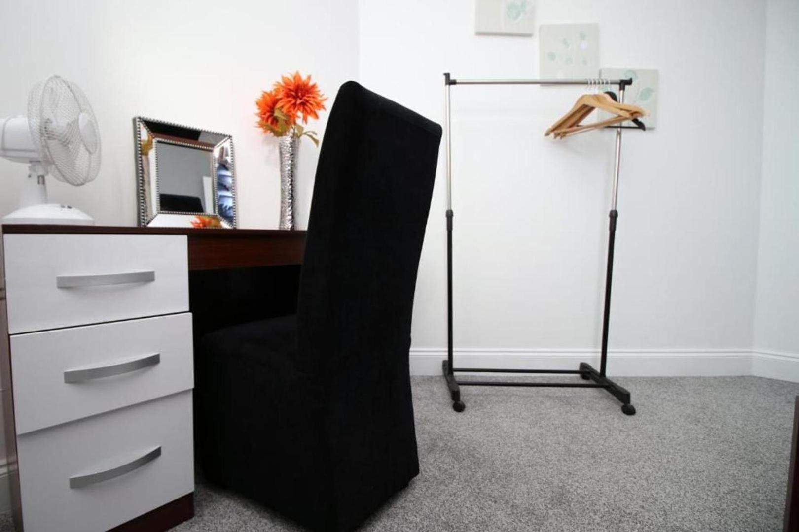 Kuva 2: 2 Bed Flat - Sleeps 6 - Parking - Wifi