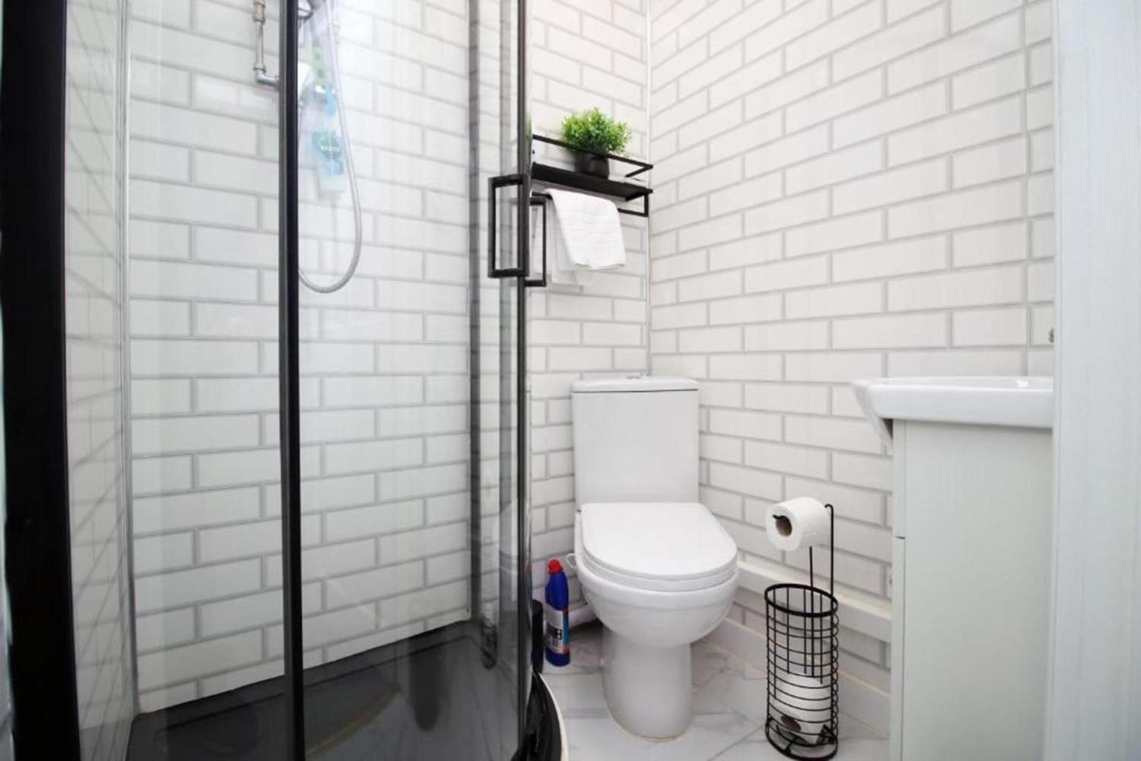 Kuva 6: 2 Bed Flat - Sleeps 6 - Parking - Wifi