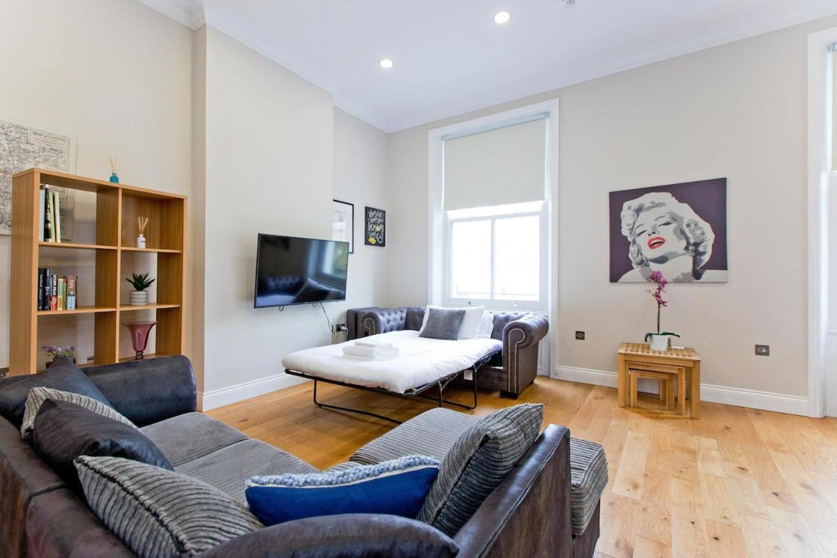 Фотография 4: Chic & Trendy 1BR Flat in Prime Location