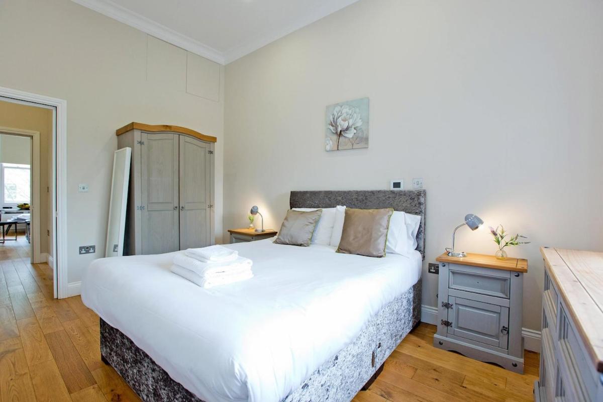 Фотография 10: Chic & Trendy 1BR Flat in Prime Location