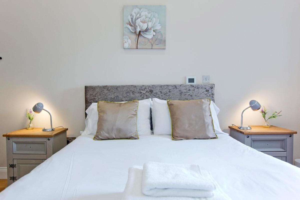 Фотография 8: Chic & Trendy 1BR Flat in Prime Location