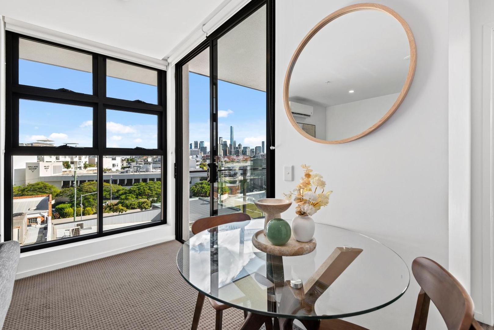 Foto 2: Spacious Apt with Stunning City Views and Car Park!