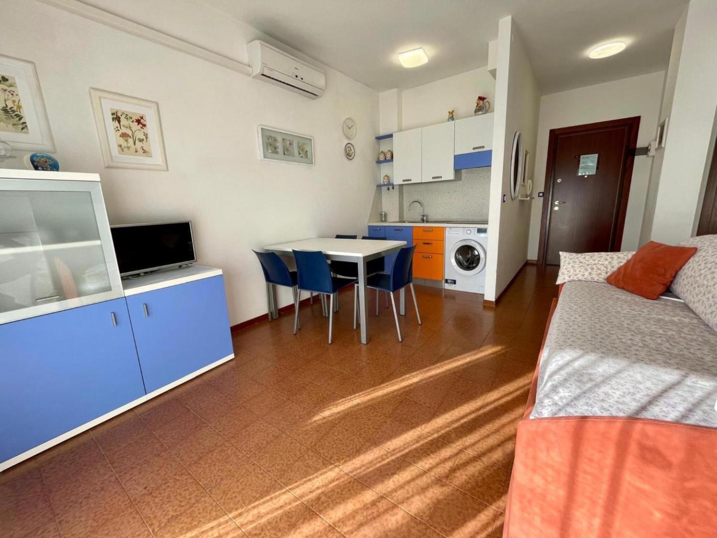 Bild 2: Flat with partial sea view